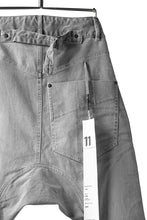 画像をギャラリービューアに読み込む, 11 BY BORIS BIDJAN SABERI LOW-DROPPED CROTCH BAGGY PANT "P4C-F-1481" (STRETCH DENIM / ICE GREY)
