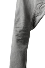 画像をギャラリービューアに読み込む, 11 BY BORIS BIDJAN SABERI LOW-DROPPED CROTCH BAGGY PANT "P4C-F-1481" (STRETCH DENIM / ICE GREY)