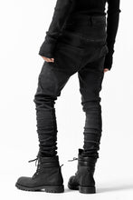 画像をギャラリービューアに読み込む, thomkrom OVER LOCKED SKINNY TROUSERS /  HYPER STRETCH DENIM (BLACK)