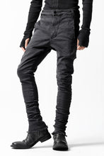 画像をギャラリービューアに読み込む, thomkrom OVER LOCKED SKINNY TROUSERS /  HYPER STRETCH DENIM (DARK GREY)