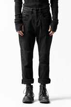 画像をギャラリービューアに読み込む, thomkrom OVER LOCK SLIM CROPPED PANTS / DAMAGE STRETCH DENIM (BLACK)