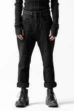 画像をギャラリービューアに読み込む, thomkrom OVER LOCK SLIM CROPPED PANTS / DAMAGE STRETCH DENIM (BLACK)