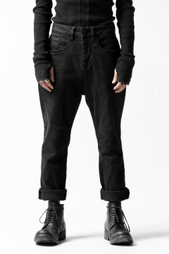 画像をギャラリービューアに読み込む, thomkrom OVER LOCK SLIM CROPPED PANTS / DAMAGE STRETCH DENIM (BLACK)