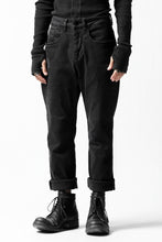 画像をギャラリービューアに読み込む, thomkrom OVER LOCK SLIM CROPPED PANTS / DAMAGE STRETCH DENIM (BLACK)
