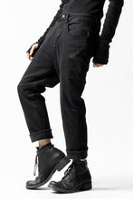 画像をギャラリービューアに読み込む, thomkrom OVER LOCK SLIM CROPPED PANTS / DAMAGE STRETCH DENIM (BLACK)