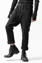 画像をギャラリービューアに読み込む, thomkrom OVER LOCK SLIM CROPPED PANTS / DAMAGE STRETCH DENIM (BLACK)