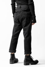 画像をギャラリービューアに読み込む, thomkrom OVER LOCK SLIM CROPPED PANTS / DAMAGE STRETCH DENIM (BLACK)