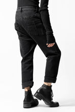 画像をギャラリービューアに読み込む, thomkrom OVER LOCK SLIM CROPPED PANTS / DAMAGE STRETCH DENIM (BLACK)