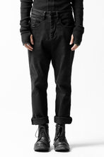 画像をギャラリービューアに読み込む, thomkrom OVER LOCK SLIM CROPPED PANTS / DAMAGE STRETCH DENIM (BLACK)