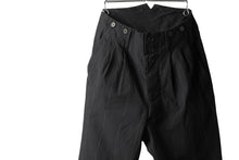画像をギャラリービューアに読み込む, KLASICA MORROW-OCN TAPERED TROUSERS / IKAT DYED STRIPE COTTON  (CARBON)