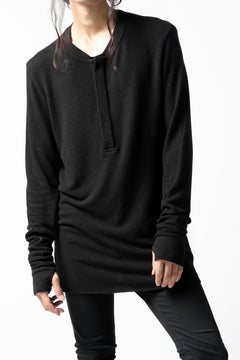 画像をギャラリービューアに読み込む, thomkrom HENRY NECK SWEATER TOPS / OVERLOCK STITCHED (BLACK)