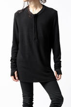 画像をギャラリービューアに読み込む, thomkrom HENRY NECK SWEATER TOPS / OVERLOCK STITCHED (BLACK)