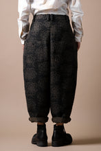 画像をギャラリービューアに読み込む, Aleksandr Manamis Loose Cropped Pant  / Jacquard (BLACK BROWN)