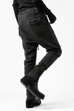 Load image into Gallery viewer, daub SWEAT SLIM JOGGER PANTS / COLD DYED JERSEY (DARK GREY)