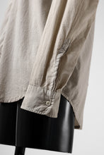 Load image into Gallery viewer, daub PLAIN COLLAR SHIRT / COLD DYED ORGANIC COTTON (SAND)
