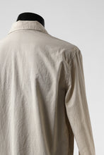 Load image into Gallery viewer, daub PLAIN COLLAR SHIRT / COLD DYED ORGANIC COTTON (SAND)