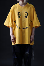 Load image into Gallery viewer, mastermind JAPAN FACE LOGO TEE / BOXY FIT (YELLOW)