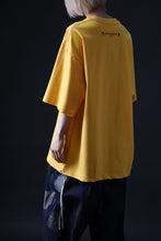 Load image into Gallery viewer, mastermind JAPAN FACE LOGO TEE / BOXY FIT (YELLOW)
