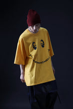 Load image into Gallery viewer, mastermind JAPAN FACE LOGO TEE / BOXY FIT (YELLOW)