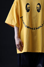 Load image into Gallery viewer, mastermind JAPAN FACE LOGO TEE / BOXY FIT (YELLOW)