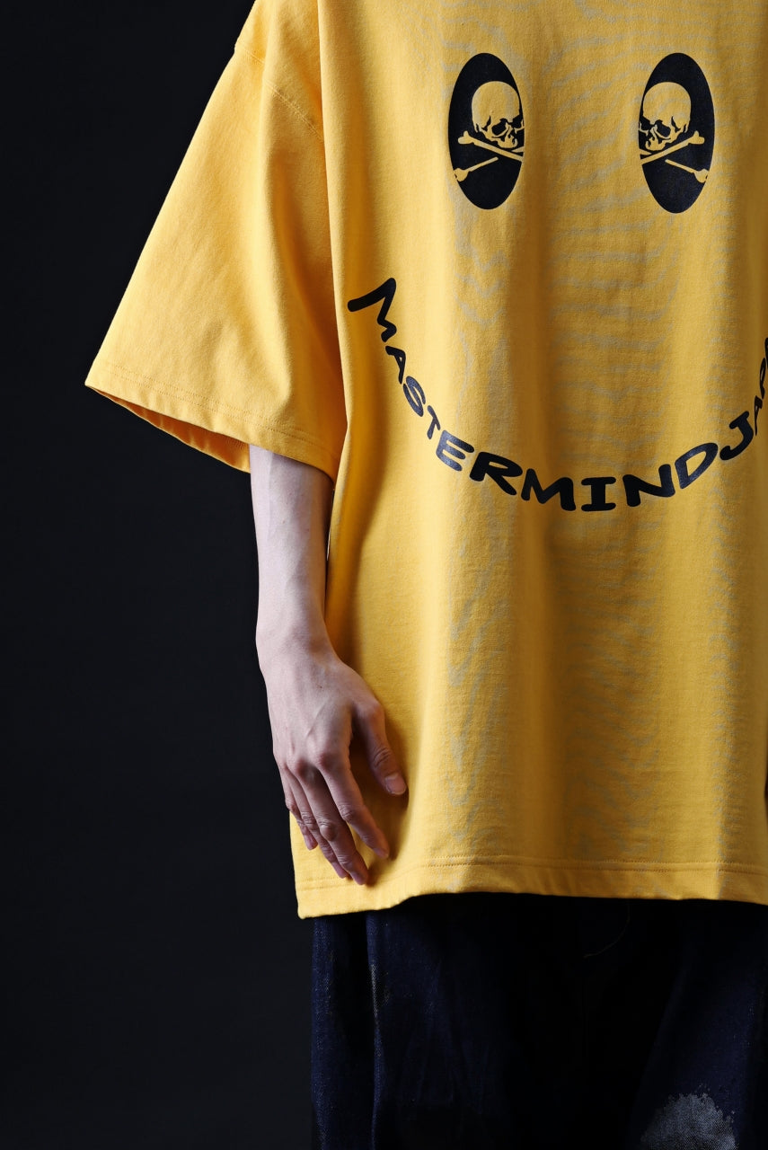 Load image into Gallery viewer, mastermind JAPAN FACE LOGO TEE / BOXY FIT (YELLOW)