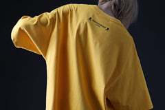 Load image into Gallery viewer, mastermind JAPAN FACE LOGO TEE / BOXY FIT (YELLOW)