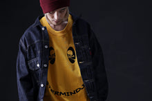 Load image into Gallery viewer, mastermind JAPAN FACE LOGO TEE / BOXY FIT (YELLOW)