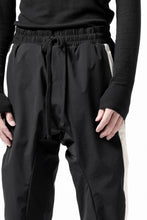 画像をギャラリービューアに読み込む, thom/krom SIDE LINE JOGGER PANTS / ELASTIC NYLON (BLACK)