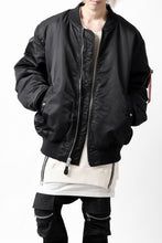 画像をギャラリービューアに読み込む, mastermind WORLD x ALPHA INDUSTRIES RIVERSIBLE MA-1 JACKET - CRAZY PANELED (BLACK)