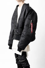 画像をギャラリービューアに読み込む, mastermind WORLD x ALPHA INDUSTRIES RIVERSIBLE MA-1 JACKET - CRAZY PANELED (BLACK)