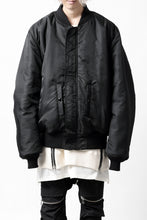 画像をギャラリービューアに読み込む, mastermind WORLD x ALPHA INDUSTRIES RIVERSIBLE MA-1 JACKET - CRAZY PANELED (BLACK)