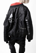 画像をギャラリービューアに読み込む, mastermind WORLD x ALPHA INDUSTRIES RIVERSIBLE MA-1 JACKET - CRAZY PANELED (BLACK)