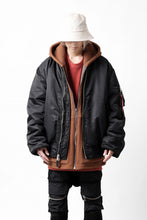 画像をギャラリービューアに読み込む, mastermind WORLD x ALPHA INDUSTRIES RIVERSIBLE MA-1 JACKET - CRAZY PANELED (BLACK)