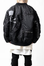 画像をギャラリービューアに読み込む, mastermind WORLD x ALPHA INDUSTRIES RIVERSIBLE MA-1 JACKET - CRAZY PANELED (BLACK)