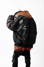 画像をギャラリービューアに読み込む, mastermind WORLD x ALPHA INDUSTRIES RIVERSIBLE MA-1 JACKET - CRAZY PANELED (BLACK)