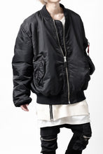 画像をギャラリービューアに読み込む, mastermind WORLD x ALPHA INDUSTRIES RIVERSIBLE MA-1 JACKET - CRAZY PANELED (BLACK)