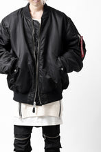画像をギャラリービューアに読み込む, mastermind WORLD x ALPHA INDUSTRIES RIVERSIBLE MA-1 JACKET - CRAZY PANELED (BLACK)