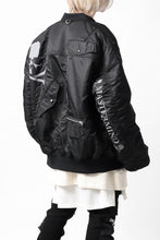 画像をギャラリービューアに読み込む, mastermind WORLD x ALPHA INDUSTRIES RIVERSIBLE MA-1 JACKET - CRAZY PANELED (BLACK)