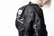 画像をギャラリービューアに読み込む, mastermind WORLD x ALPHA INDUSTRIES RIVERSIBLE MA-1 JACKET - CRAZY PANELED (BLACK)
