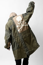 Load image into Gallery viewer, mastermind WORLD x ALPHA INDUSTRIES M-65 MODS COAT - CRAZY PANELED (OLIVE)