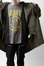Load image into Gallery viewer, mastermind WORLD x ALPHA INDUSTRIES M-65 MODS COAT - CRAZY PANELED (OLIVE)