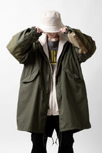 Load image into Gallery viewer, mastermind WORLD x ALPHA INDUSTRIES M-65 MODS COAT - CRAZY PANELED (OLIVE)