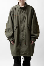 Load image into Gallery viewer, mastermind WORLD x ALPHA INDUSTRIES M-65 MODS COAT - CRAZY PANELED (OLIVE)