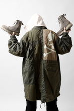 Load image into Gallery viewer, mastermind WORLD x ALPHA INDUSTRIES M-65 MODS COAT - CRAZY PANELED (OLIVE)