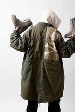 Load image into Gallery viewer, mastermind WORLD x ALPHA INDUSTRIES M-65 MODS COAT - CRAZY PANELED (OLIVE)