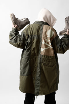 Load image into Gallery viewer, mastermind WORLD x ALPHA INDUSTRIES M-65 MODS COAT - CRAZY PANELED (OLIVE)