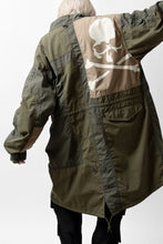 Load image into Gallery viewer, mastermind WORLD x ALPHA INDUSTRIES M-65 MODS COAT - CRAZY PANELED (OLIVE)