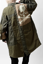 Load image into Gallery viewer, mastermind WORLD x ALPHA INDUSTRIES M-65 MODS COAT - CRAZY PANELED (OLIVE)