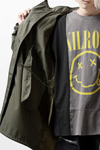 Load image into Gallery viewer, mastermind WORLD x ALPHA INDUSTRIES M-65 MODS COAT - CRAZY PANELED (OLIVE)