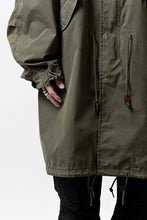 Load image into Gallery viewer, mastermind WORLD x ALPHA INDUSTRIES M-65 MODS COAT - CRAZY PANELED (OLIVE)